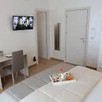 - A 住宿加早餐酒店 卡斯特罗维拉里
